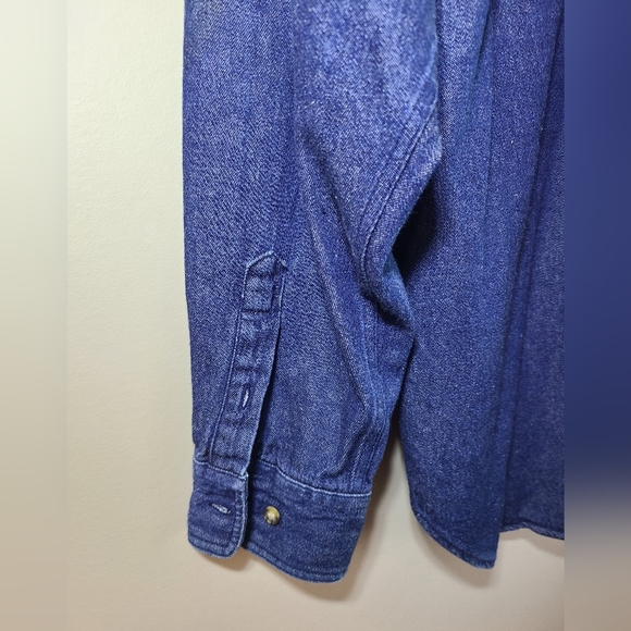 Vintage denim shirt. "Hard Rock Hotel Las Vegas" embroidery. - Picture 4 of 7